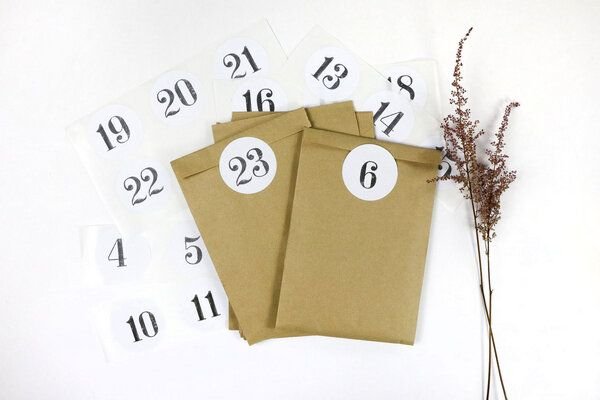 STUDIO KARAMELO DIY Adventskalender SET zum Befüllen | 24 Adventskalender Tüten + Zahlen Sticker