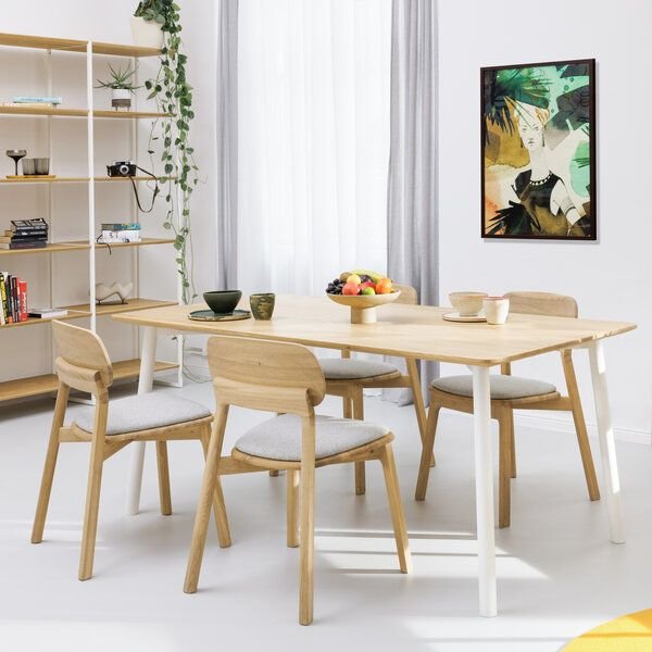 ekomia Aurora, ein Esstisch aus massiver Eiche und Metallgestell