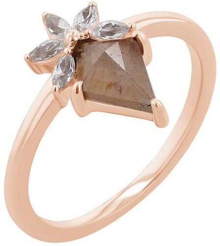 Eppi Ring mit einem Salt and Pepper Diamanten und weißen Moissaniten Leony