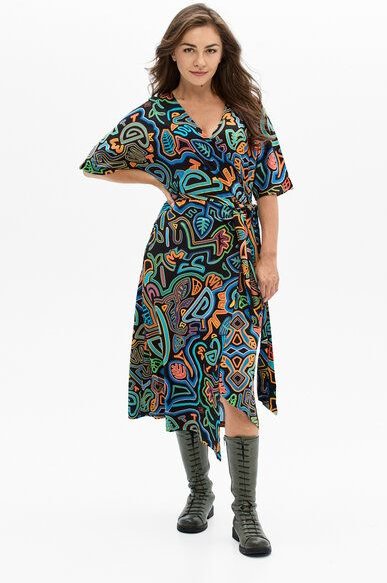 Kleid Maya – farbenfroh aus Viskose – Wickelausschnitt & Taillengürtel – Statement-Print – Fair in EU produziert – KOKOw...