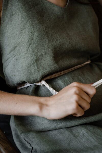 gust. Leinenkleid mit V-Ausschnitt - Linen dress with V-neckline - 100% Bio-Leinen