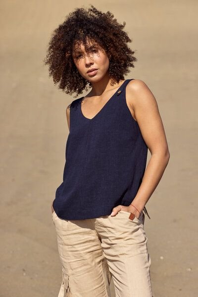 KOKOworld Jaid Top aus Leinen-Viskose-Mix – fair produziert in EU – V-Ausschnitt vorn & hinten – Safari-Details mit Koko...