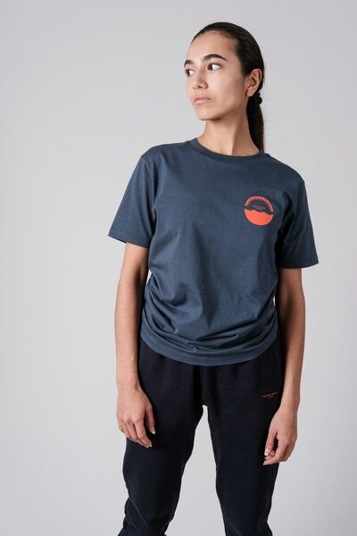 FANTASTIC REALITY STUDIOS WELCOME DENIM BLUE T-SHIRT – Bio-Baumwolle, Unisex