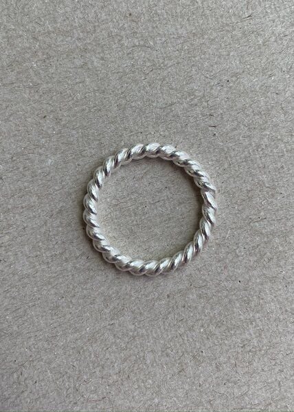 noemvri fashion label Swirl Ring