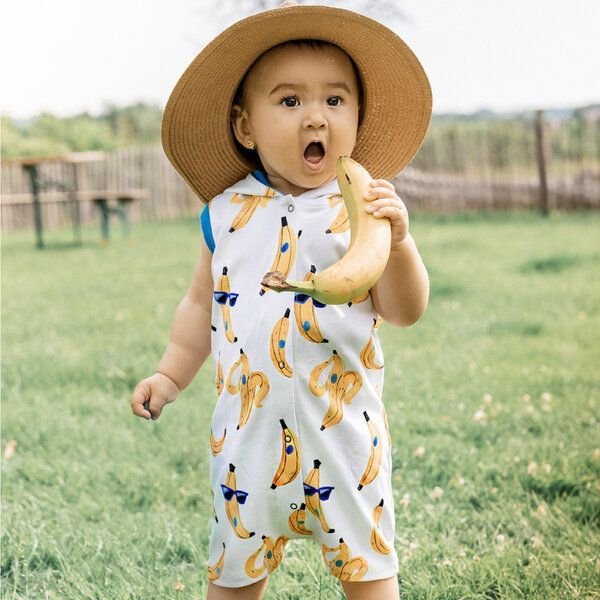 Curious Stories Strampler für Babys und Kinder aus Bio-Baumwolle mit Bananen Print