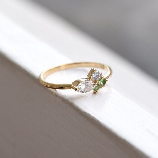 Eppi Zarter Ring mit Moissaniten und Tsavorit-Granaten Lowri