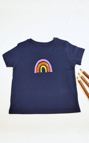 Meladi Kinder Baby-Shirt aus Biobaumwolle - Regenbogen auf Navy Blau