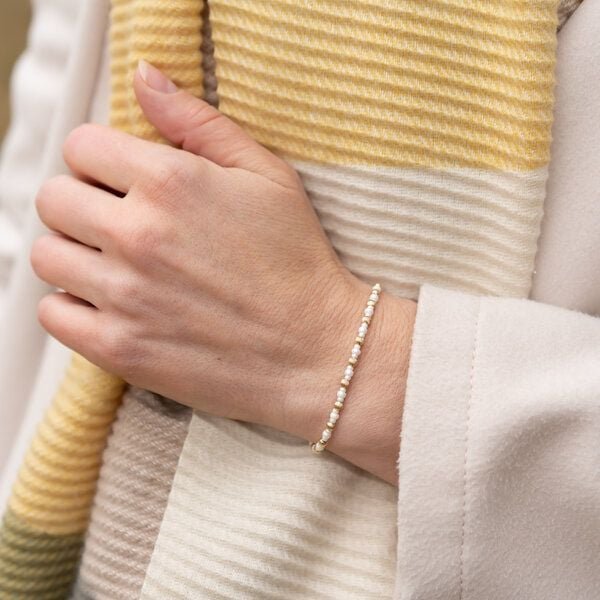 juni Perlenarmband "Marlene" mit geriffelten 14K Gold Perlen aus recyceltem Gold