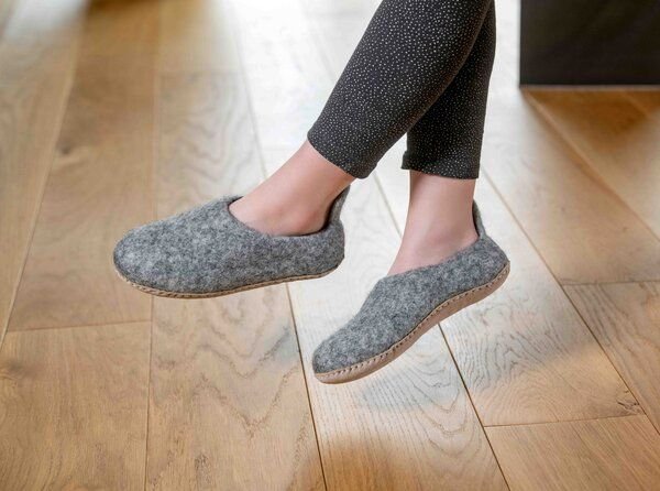 naturling Filz Kinder Hausschuhe mit Anziehlasche und Ledersohle