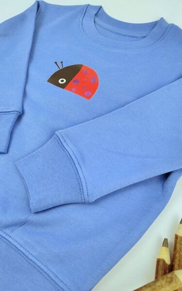 Meladi Kinder Sweater aus Biobaumwolle - Marienkäfer auf Aqua Blue