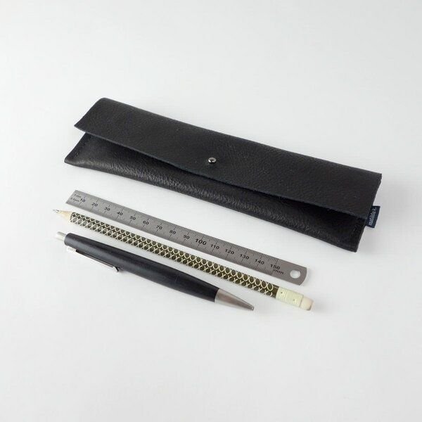 matilda k. manufaktur Stiftemäppchen aus Bio-Leder in verschiedenen Farben mit Knopfniete 'leonore k.'