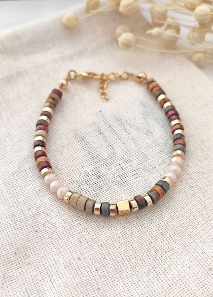 noca Vergoldetes Messingarmband mit Perlen in warmen Naturtönen