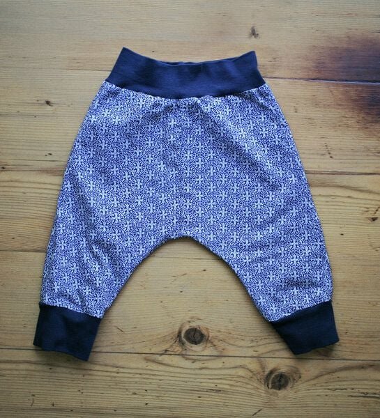 Lena Schokolade Babyhose ethno blau gemustert