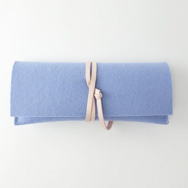 matilda k. manufaktur Brillenetui 'auguste' XL für breite Brillen aus farbigem Wollfilz mit Lederband