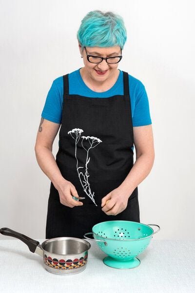 Hirschkind Bio-Kochschürze handgewebt "Schafgarbe" schwarz