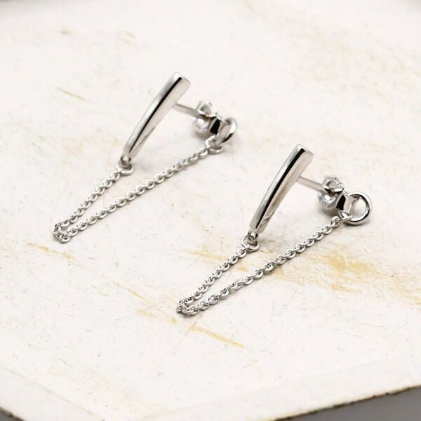 juni Ohrstecker mit Kette - 925er Silber rhodiniert