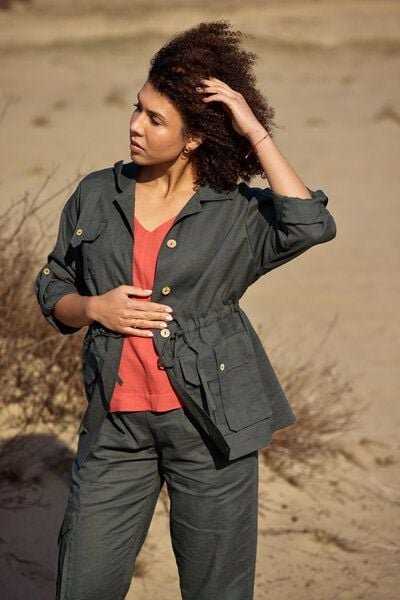 KOKOworld Dorcas Jacke aus 100% Leinen – fair in EU produziert – Safari-Stil mit Taschen, Taillentunnel & verstellbaren ...