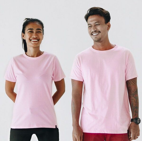 The Driftwood Tales Basic Unisex T-Shirt (Bio-Baumwolle) in Pink/Weiß/Schwarz/Marineblau