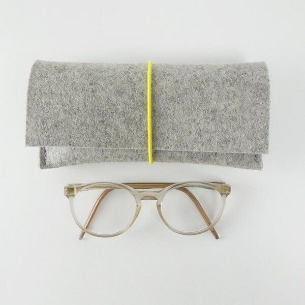 matilda k. manufaktur Brillenetui aus Wollfilz XL 'breite auguste' für breite Brillen mit Rundgummi-Verschluß in vielen ...