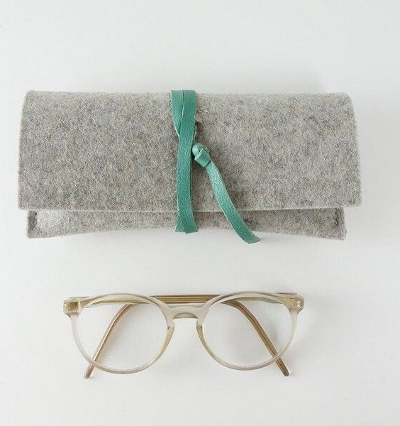 matilda k. manufaktur Brillenetui aus Wollfilz hellgrau mit Lederband 'auguste'