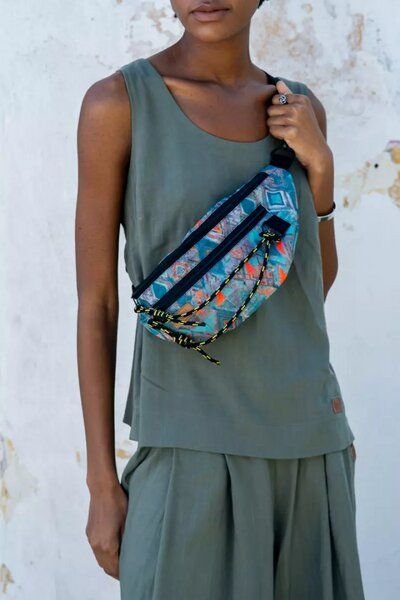 Bauchtasche Saco – Robuste, wasserabweisende Saco Hüfttasche für Alltag & Outdoor – bunter Aufdruck KOKOworld – Fair pro...