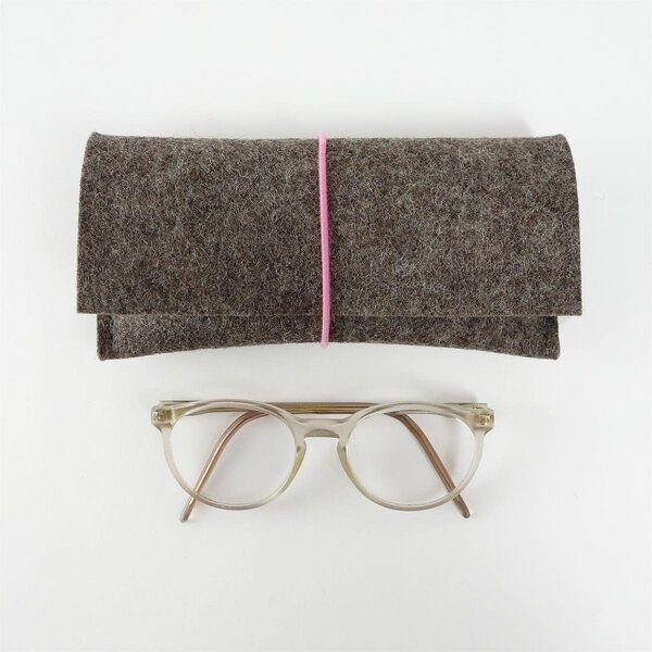 matilda k. manufaktur Brillenetui aus Wollfilz 'auguste' mit Rundgummi-Verschluß in vielen Farben