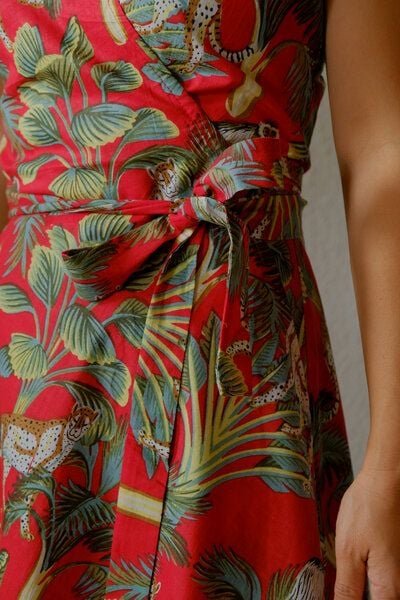 Thumbnail - ManduTrap Patara Wickelkleid Damen – Rotes Bio-Baumwoll Kleid mit Dschungelprint, Knielang & Nachhaltig