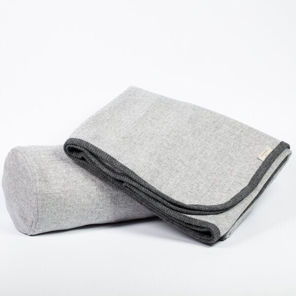 nahtur-design Decke und Nackenrolle aus 100% Leichtloden in kräftigen Farben