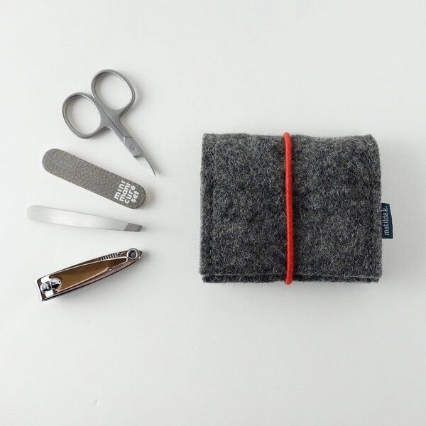 matilda k. manufaktur mini-maniküre-set 'jacob' (mit Nagelknipser) aus Wollfilz mit Rundgummi-Verschluß in vielen Farben