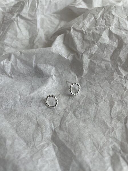 noemvri fashion label Elsa Kugelohrstecker