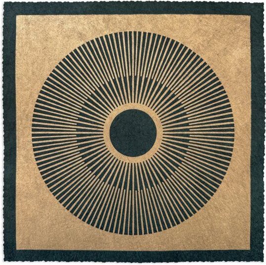 Veskor Cassiopeia CENTRAL SUN SQUARE Sonnen Linoldruck | 22 × 22 cm | Bronze auf Smaragdgrün