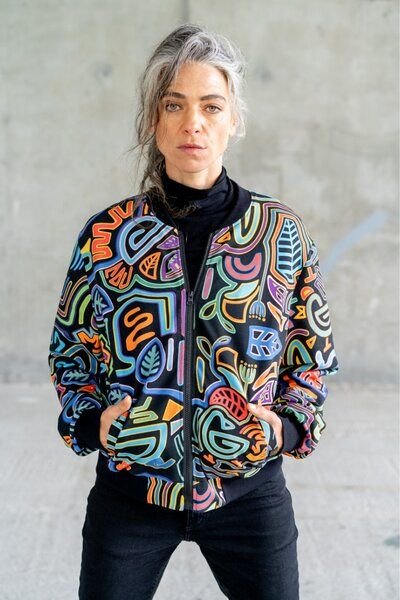 KOKOworld Nachhaltige Bomberjacke Yala Damen – aus Bio-Baumwolle – einzigartiger Print inspiriert von Molas – mit Tasche...