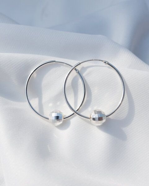 ST'ATOUR DIONA – große Creolen mit Discokugel-Detail