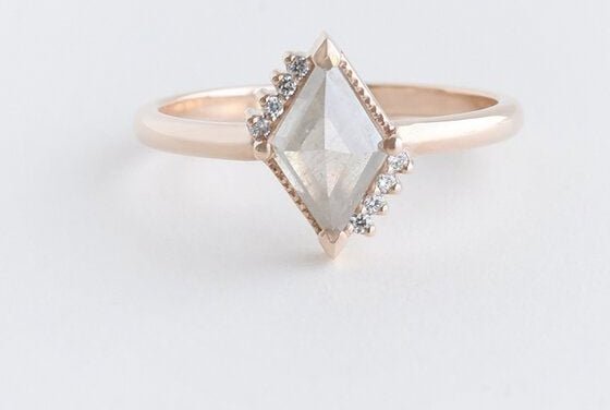 Thumbnail - Eppi Ring mit Lozenge Salt and Pepper Diamanten und Diamanten Talley