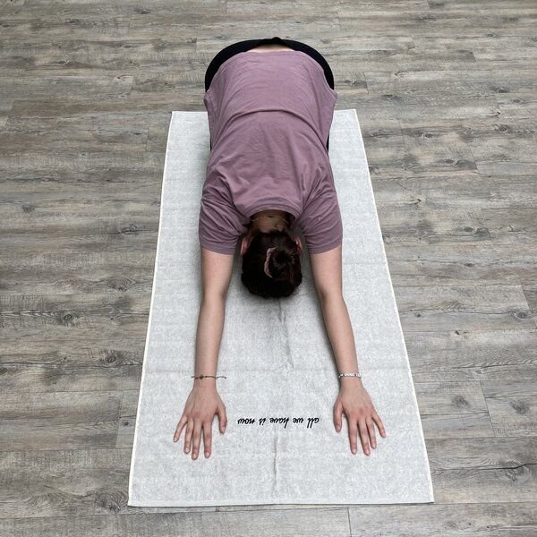 mio eco Hochwertiges Meditations Yoga Handtuch aus Retoure-Handtüchern zero waste | mit Stick "all we have is now"