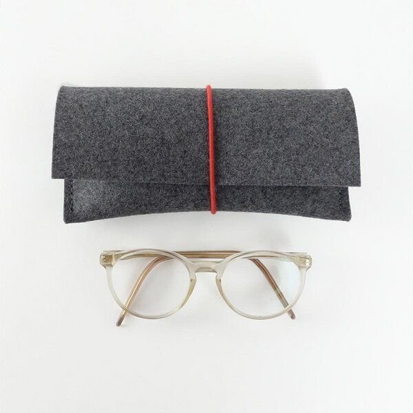 matilda k. manufaktur Brillenetui aus Wollfilz 'auguste' mit Rundgummi-Verschluß in vielen Farben
