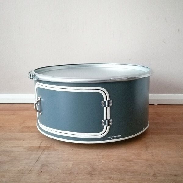 Lockengelöt Little Bob mit Tür - Couchtisch aus einem Hamburger Ölfass