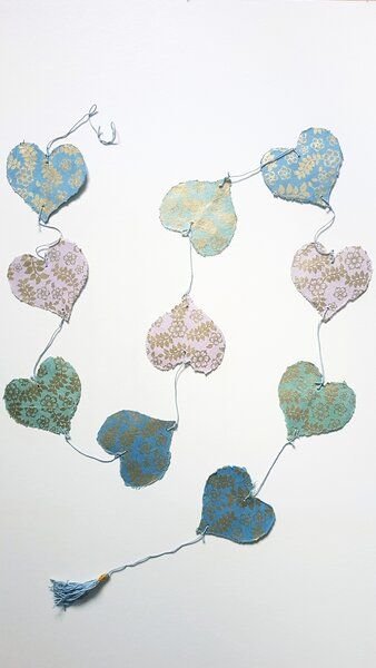 BAGHI Herzgirlande aus handgeschöpftem Papier