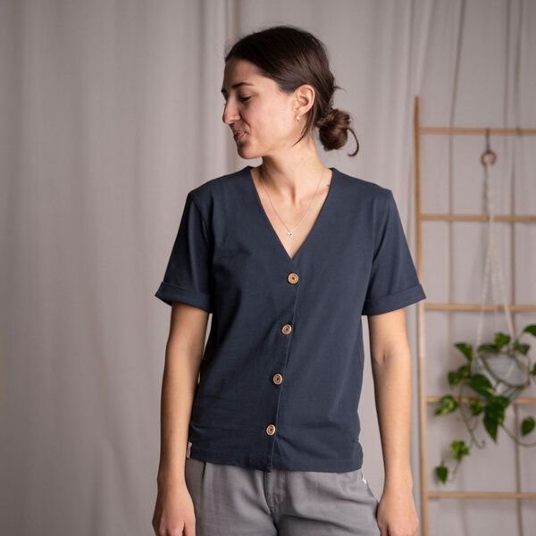 Vresh Clothing Josevine - Button T-Shirt aus Biobaumwolle