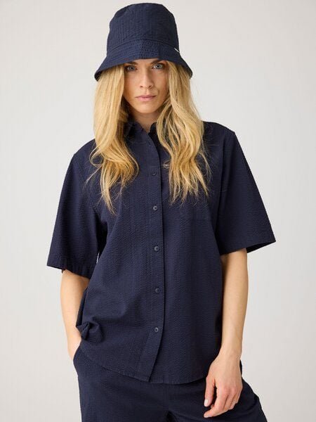 KnowledgeCotton Apparel Lockere Seersucker-Bluse mit kurzen Ärmeln aus Bio-Baumwolle