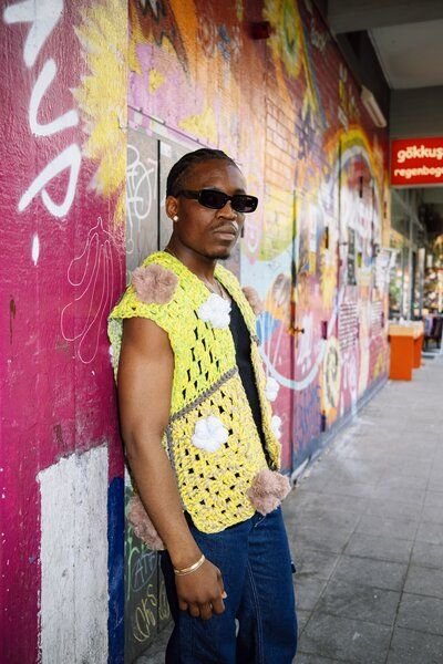 KnitToChange Handgehäkelte Statement-Weste in Gelb mit 3D-Blumen und weichen Pompons