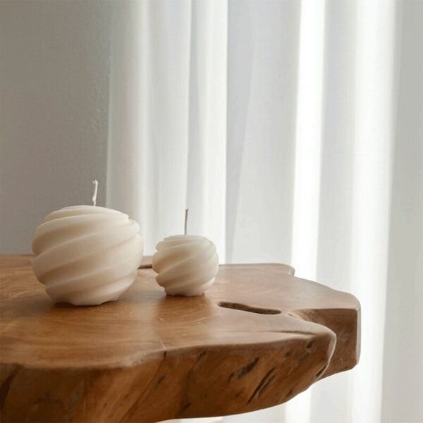 Niki Candle Gedrehte Kugelkerze aus Rapswachs