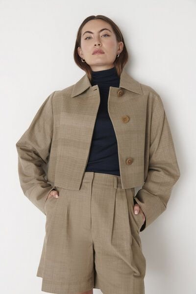 Floria Collective Damenblazer June in Salbeigrün – Handgefertigte Cropped Jacke aus Baumwolle