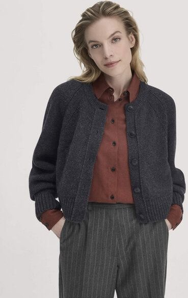 hessnatur Strick Jacke Relaxed Cropped aus Bio-Merinowolle mit Bio-Baumwolle