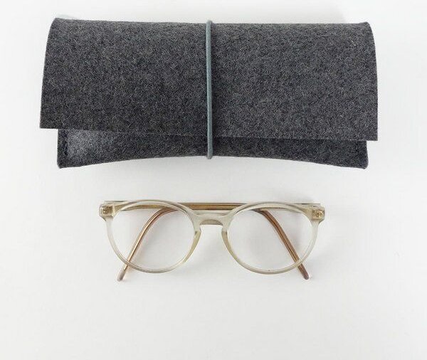 matilda k. manufaktur Brillenetui aus Wollfilz 'auguste' mit Rundgummi-Verschluß in vielen Farben