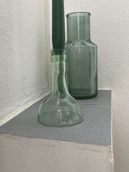 MaBe Kerzenständer - witzig & nachhaltig aus der Weinflasche für deinen gedeckten Tisch