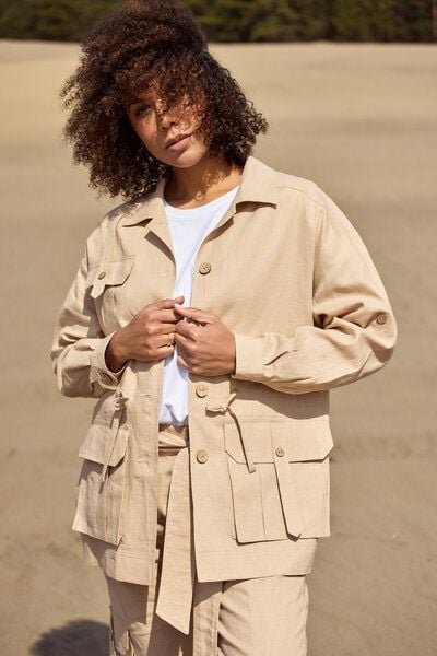 Thumbnail - KOKOworld Dorcas Jacke aus 100% Leinen – fair in EU produziert – Safari-Stil mit Taschen, Taillentunnel & verstellbaren ...