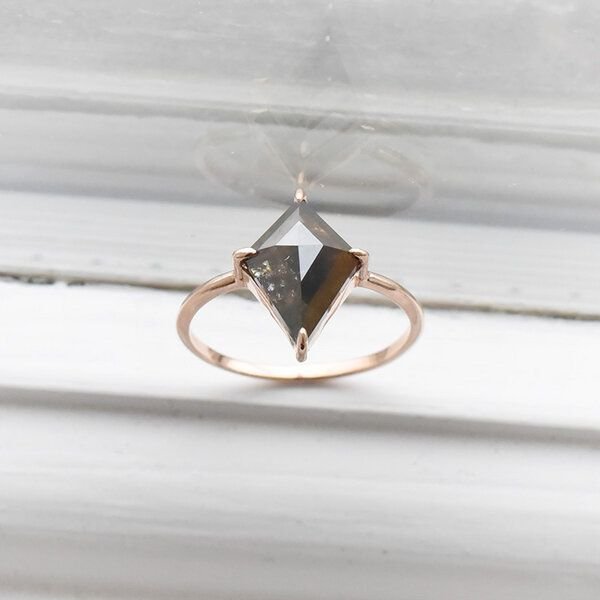Thumbnail - Eppi Minimalistischer Ring mit Salt and Pepper Diamanten Iban