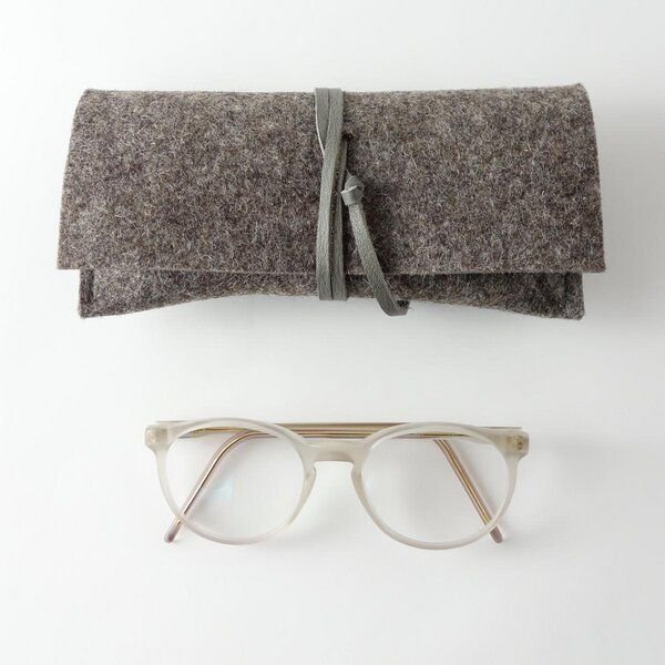 matilda k. manufaktur Brillenetui aus Wollfilz braun mit Lederband 'auguste'
