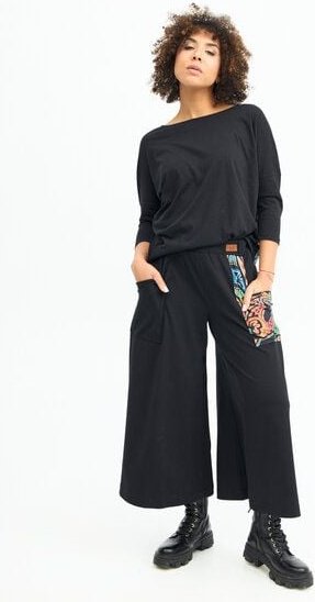 Thumbnail - Hose Nawa Damen – Culotte mit weitem Bein & 5/8-Länge – in Schwarz oder mit farbenfrohem KOKOworld-Print – mit Taschen &...